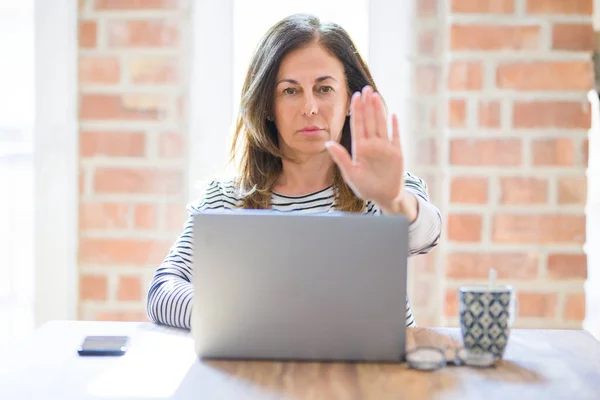 Donna Anziana Mezza Età Seduta Tavola Casa Lavorare Con Computer — Foto Stock