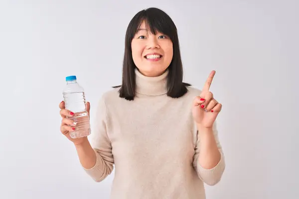 Νέα Όμορφη Κινεζική Γυναίκα Κρατώντας Ένα Μπουκάλι Νερό Πάνω Από — Φωτογραφία Αρχείου