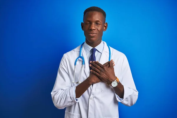 Médico Afroamericano Con Estetoscopio Pie Sobre Fondo Azul Aislado Sonriendo — Foto de Stock