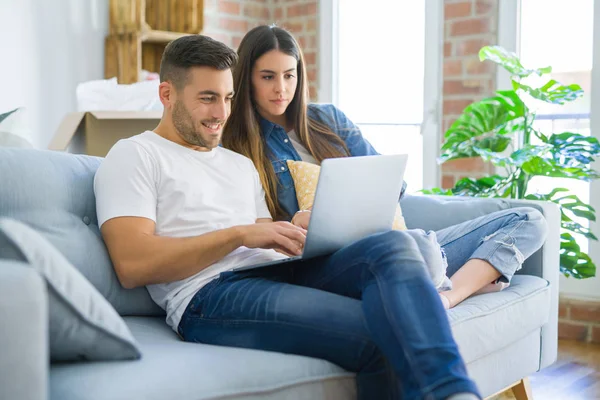 Casal Jovem Mudando Para Uma Nova Casa Relaxante Sentado Sofá — Fotografia de Stock