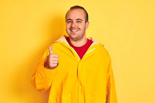 Giovane Uomo Che Indossa Cappotto Antipioggia Piedi Sfondo Giallo Isolato — Foto Stock