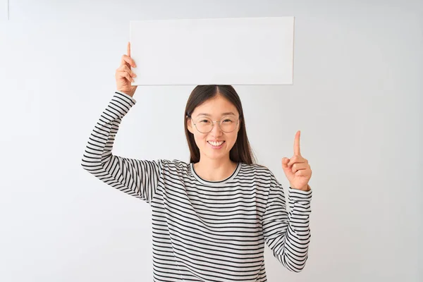 Jonge Chinese Vrouw Dragen Glazen Houden Banner Geïsoleerde Witte Achtergrond — Stockfoto