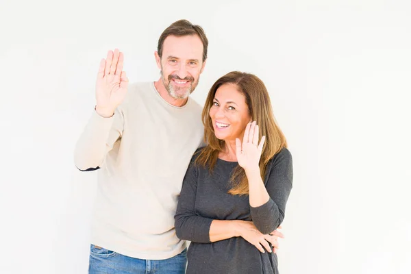 Hermosa Pareja Mediana Edad Amor Sobre Fondo Aislado Renuncia Decir — Foto de Stock