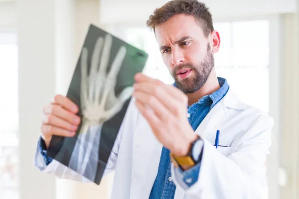 Médico Homem Olhando Para Radiografia Raios Fazendo Exame Corpo — Fotografia de Stock