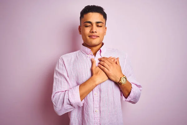 Jovem Brasileiro Vestindo Camisa Sobre Fundo Rosa Isolado Sorrindo Com — Fotografia de Stock