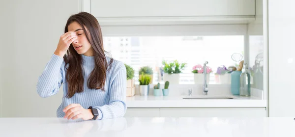 Image Grand Angle Belle Jeune Femme Assise Sur Une Table — Photo