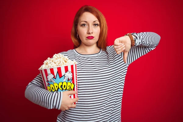 Giovane Bella Rossa Donna Mangiare Popcorn Sfondo Rosso Isolato Con — Foto Stock