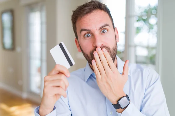 Όμορφος Επιχειρηματικός Άνθρωπος Που Κρατά Την Πιστωτική Κάρτα Κάλυμμα Στόμα — Φωτογραφία Αρχείου