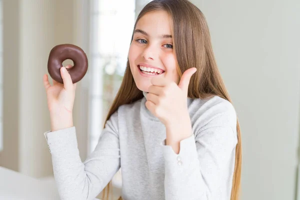 Hermosa Chica Joven Usando Comer Donut Chocolate Feliz Con Una —  Fotos de Stock