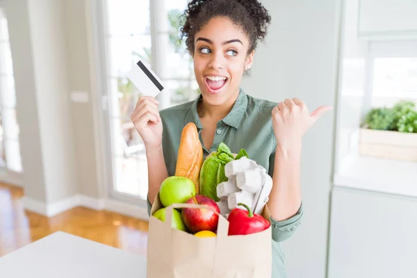 Joven Afroamericana Americana Sosteniendo Bolsa Papel Comestibles Tarjeta Crédito Como — Foto de Stock