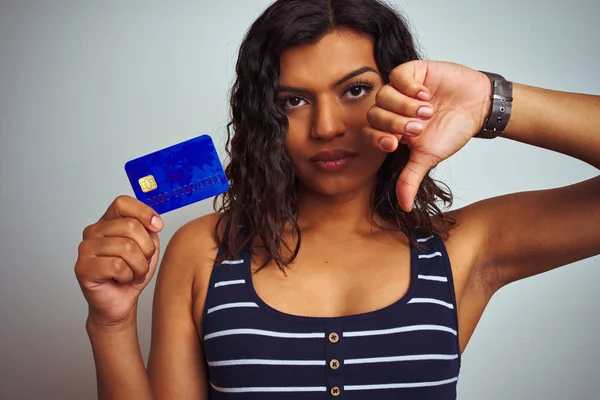 性転換トランスジェンダーの顧客女性は 怒った顔で孤立した白い背景の上にクレジットカードを保持し 親指を下に嫌いを示す否定的なサイン 拒絶概念 — ストック写真
