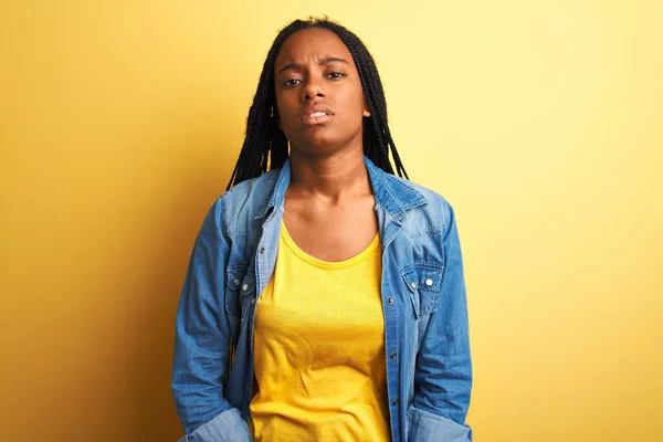 Jonge Afro Amerikaanse Vrouw Draagt Denim Shirt Staande Geïsoleerde Gele — Stockfoto