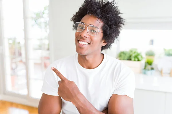 Афроамериканець Людиною Окулярах Веселий Посмішкою Обличчям Вказуючи Про Артриті Сторони — стокове фото