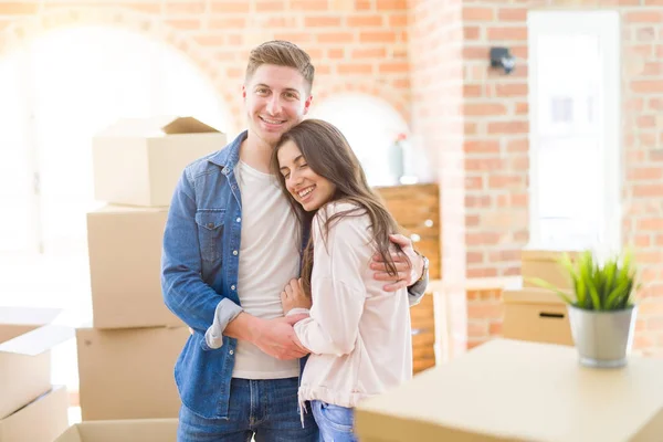 Belo jovem casal se mudando para uma nova casa, de pé na nova apa — Fotografia de Stock