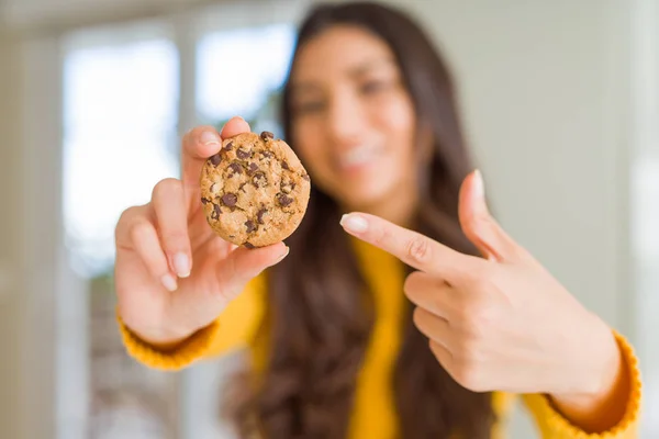Junge Frau Isst Schoko Chips Kekse Hause Sehr Glücklich Zeigt — Stockfoto