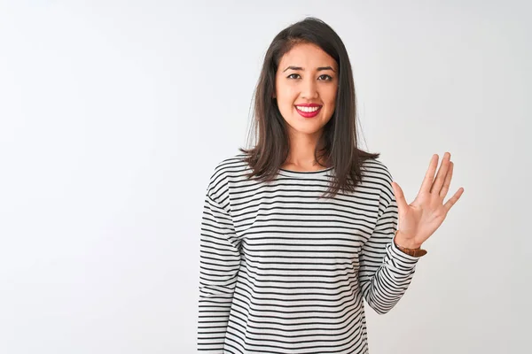 Ung Vacker Kinesisk Kvinna Klädd Randig Shirt Stående Över Isolerad — Stockfoto