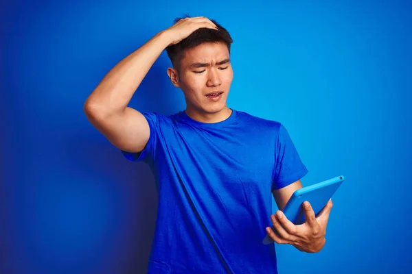 Jonge Aziatische Chinese Man Met Behulp Van Tablet Staande Geïsoleerde — Stockfoto