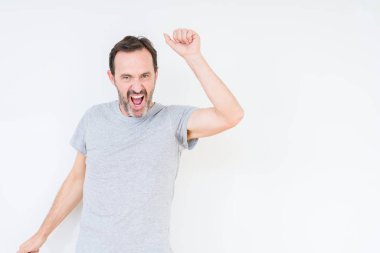 Izole arka plan üzerinde Yakışıklı yaşlı adam Dans mutlu ve neşeli, hareketli rahat ve kendinden emin müzik dinlerken gülümseyen