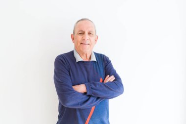 Neşeli, mutlu ve pozitif eğilimli çapraz kolları olan beyaz arka plan üzerinde gülümseyen yakışıklı orta yaş komuta sizde