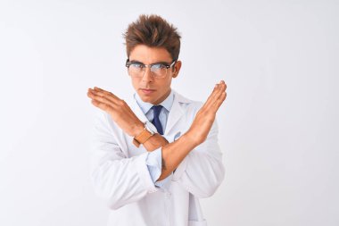 Genç yakışıklı sciencist adam gözlük ve ceket izole beyaz arka plan üzerinde giyen Reddi ifade geçiş kolları olumsuz işaret yapıyor, kızgın yüz