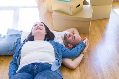 Genç çift aşık yeni evin katında yatarken araba