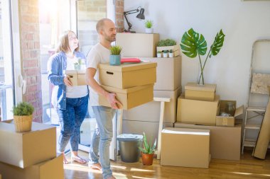 Genç çift yeni bir eve hareket, mutlu tutan oluklu gülümseyen