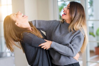 Anne ve kızı birlikte, sarılma ve öpüşme evde güzel ailesi