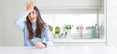 Güzel genç kadın evde beyaz masaya oturan geniş açı resim başına hata için el ile şaşırttı, hata hatırlıyorum. Unuttum, kötü bellek kavramı.