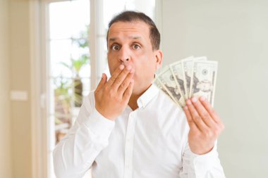 Sessizlik, gizli kavramı dolar kapağı ağız el için hata, ifade korku, utanç ile şok ile demet tutan orta yaş adam korkuttu