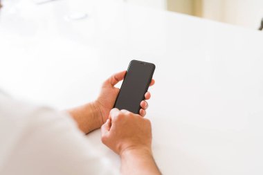 Orta yaş adam elinde evde Smartphone kullanarak yakın çekim