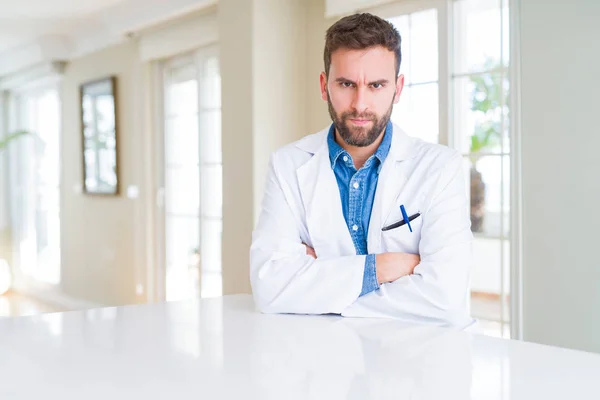 Przystojny Lekarz Mężczyzna Noszenie Płaszcz Medyczny Klinice Sceptyczny Nerwowy Dezaprobaty — Zdjęcie stockowe