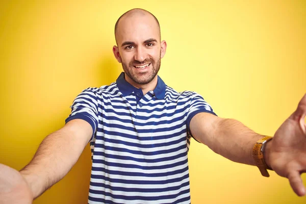 Ung Skallig Man Med Skägg Bär Casual Randig Blå Shirt — Stockfoto