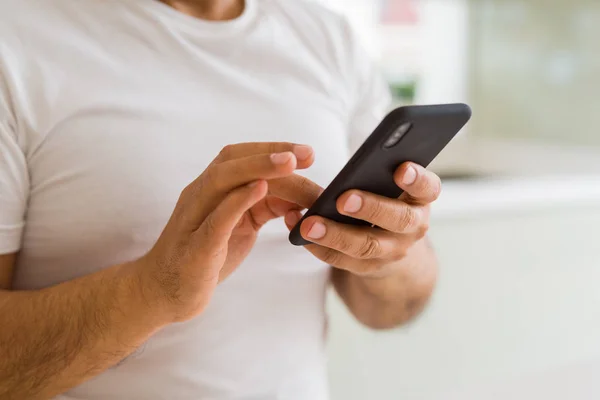 Fechar Mãos Homem Meia Idade Usando Smartphone Casa — Fotografia de Stock