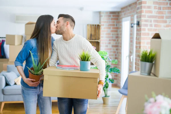 Mooie Jonge Paar Verhuizen Naar Een Nieuw Huis Glimlachend Gelukkig — Stockfoto