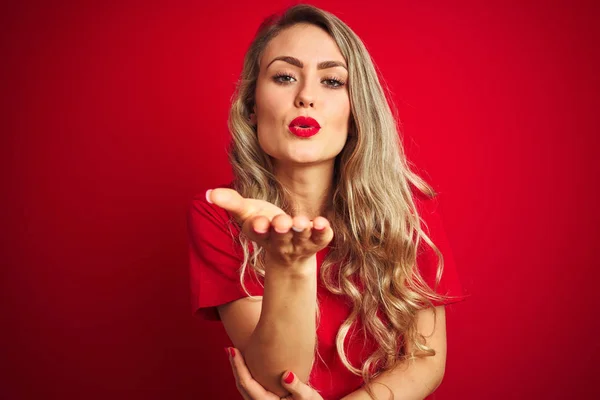 Jovem Mulher Bonita Vestindo Camiseta Básica Sobre Fundo Isolado Vermelho — Fotografia de Stock