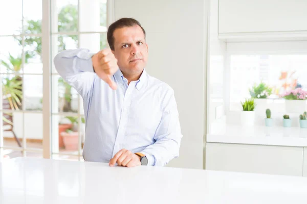 Hombre Mediana Edad Sentado Casa Mirando Infeliz Enojado Mostrando Rechazo — Foto de Stock