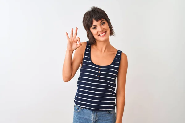 Joven Hermosa Mujer Con Camiseta Rayas Pie Sobre Fondo Blanco — Foto de Stock