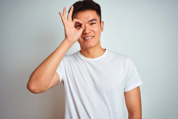 Joven Asiático Chino Hombre Usando Shirt Pie Sobre Aislado Blanco —  Fotos de Stock