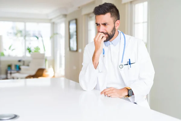 Klinikte Stetoskop Giyen Yakışıklı Spanyol Doktor Adam Stresli Sinirli Ağız — Stok fotoğraf