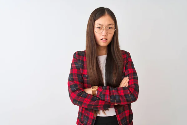 Молодая Китайская Женщина Повседневной Куртке Очках Изолированном Белом Фоне Скептически — стоковое фото