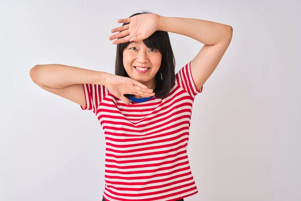 Giovane Bella Donna Cinese Con Indosso Rosso Righe Shirt Sfondo — Foto Stock