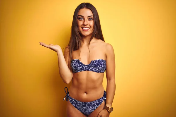 Tatilde Bikini Giyen Genç Güzel Kadın Izole Sarı Arka Plan — Stok fotoğraf