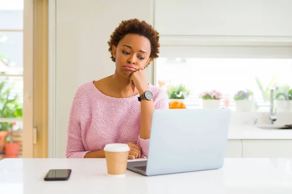 Mujer Afroamericana Joven Trabajando Usando Computadora Portátil Pensando Que Cansada —  Fotos de Stock