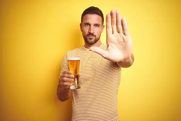 Jovem Homem Bonito Bebendo Copo Cerveja Sobre Fundo Amarelo Isolado — Fotografia de Stock