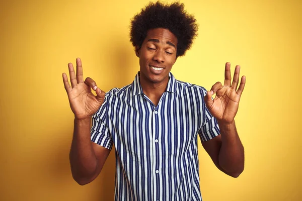 Homem Americano Com Cabelo Afro Vestindo Camisa Listrada Sobre Fundo — Fotografia de Stock