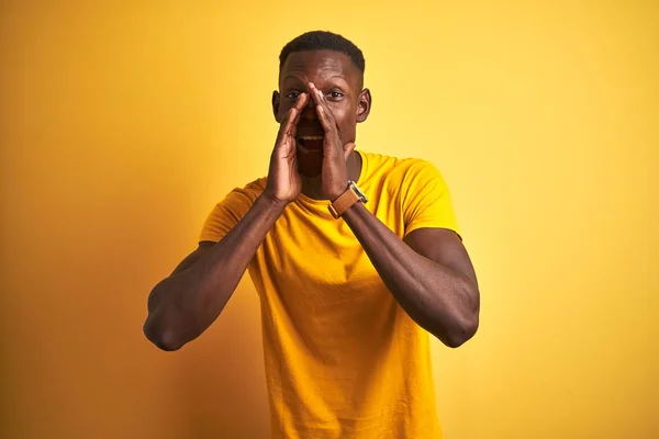 Молодий Афроамериканець Людина Носить Випадкові Футболку Стоячи Над Ізольованою Жовтим — стокове фото