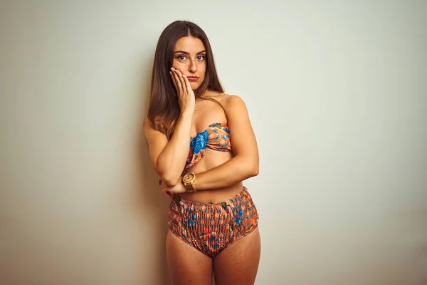 Ung Vacker Kvinna Semester Klädd Bikini Stående Över Isolerad Vit — Stockfoto
