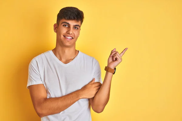 Homem Indiano Jovem Vestindo Camiseta Branca Sobre Fundo Amarelo Isolado — Fotografia de Stock