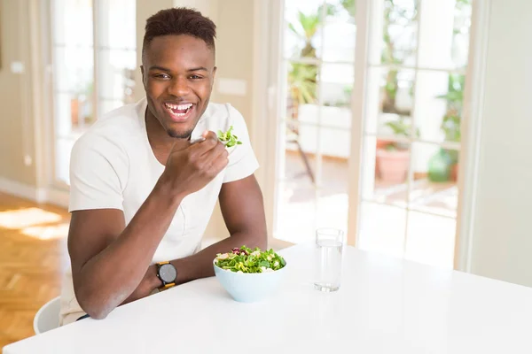 Bonito Jovem Africano Comendo Uma Salada Legumes Saudável Usando Garfo — Fotografia de Stock