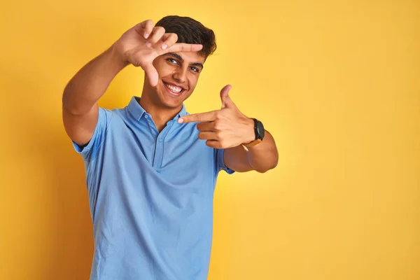 Ung Indisk Man Klädd Blå Polo Stående Över Isolerad Gul — Stockfoto